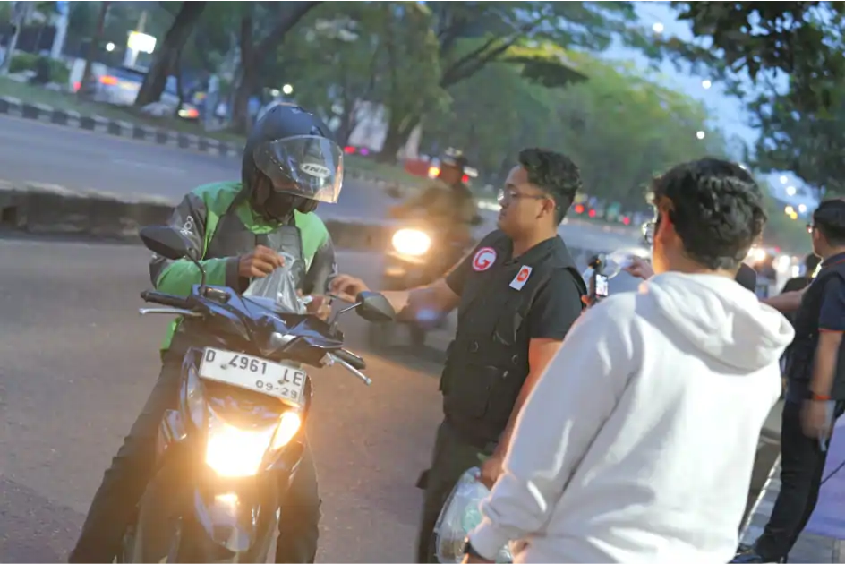 Banyak Warga Masih di Perjalanan Saat Momen Berbuka, PKS Jabar Bagikan Takjil Gratis Banyak Warga Masih di Perjalanan Saat Momen Berbuka, PKS Jabar Bagikan Takjil Gratis