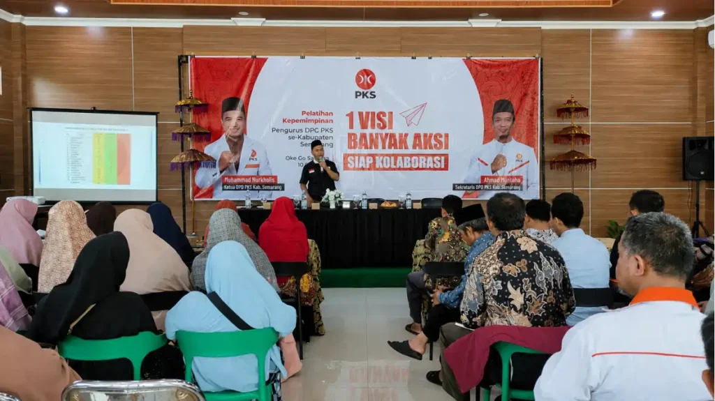 Seorang pemateri menyampaikan materi di depan peserta Pelatihan Kepemimpinan Pengurus DPC PKS se-Kabupaten Semarang bertajuk “1 Visi, Banyak Aksi, Siap Kolaborasi” di sebuah ruang pertemuan.