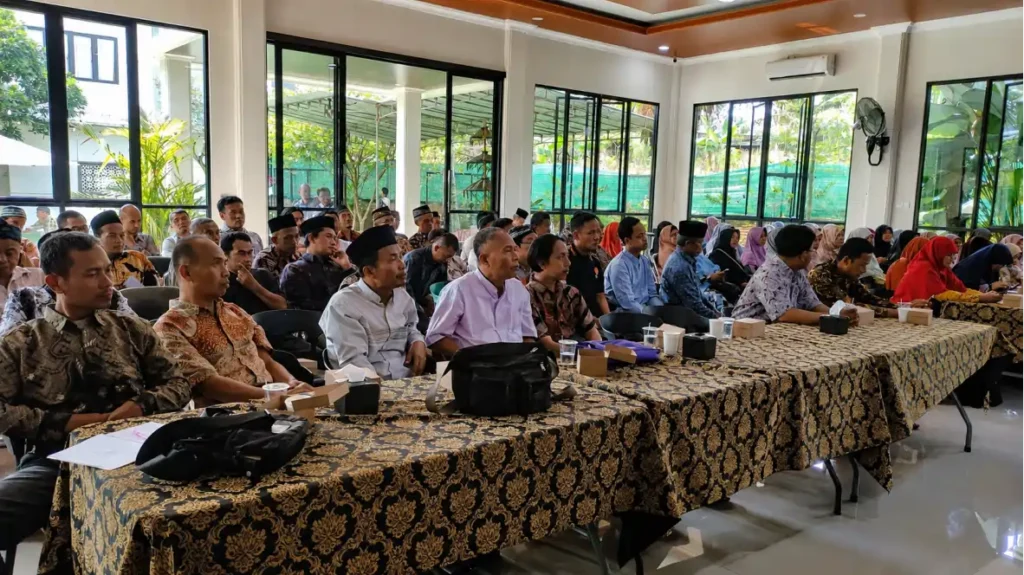 Peserta Pelatihan Kepemimpinan Pengurus DPC PKS se-Kabupaten Semarang duduk berderet dan menyimak materi di ruang pertemuan Resto Oke Go, Salatiga.