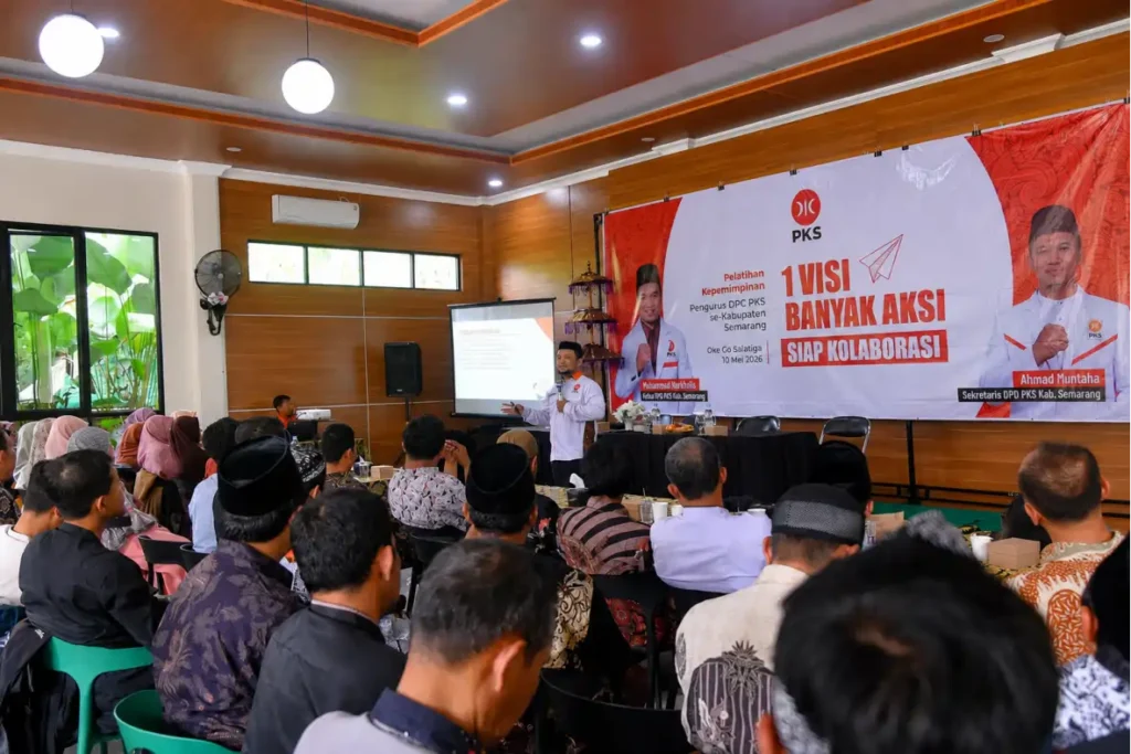 Faris Fanani menyampaikan materi Leadership dan Communication Skill di hadapan peserta Pelatihan Kepemimpinan Pengurus DPC PKS se-Kabupaten Semarang.