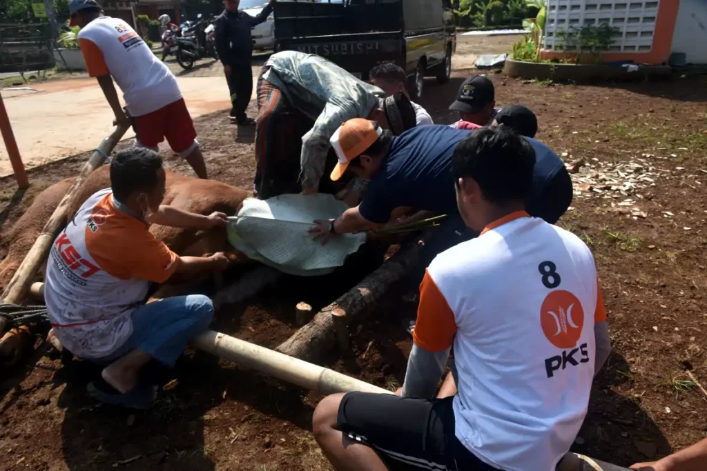 PKS Kabupaten Semarang Salurkan 200 Paket Daging Kurban untuk Warga Tuntang