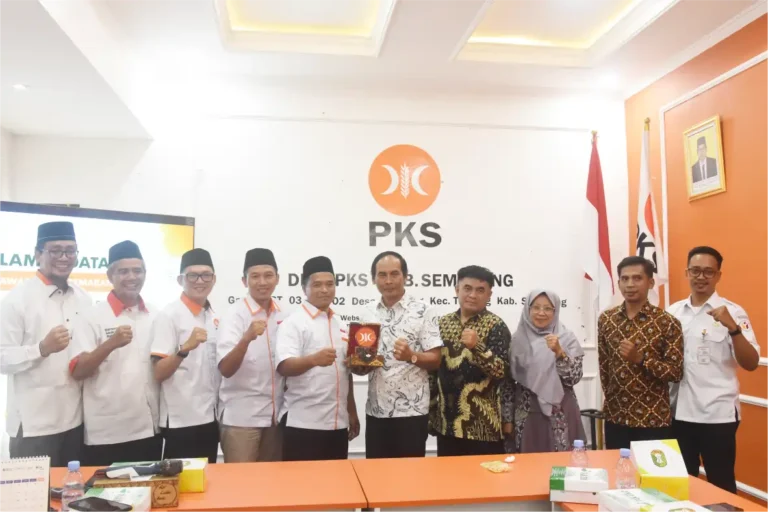 Sejumlah pengurus DPD PKS Kabupaten Semarang dan jajaran Bawaslu Kabupaten Semarang berfoto bersama di ruang pertemuan kantor DPD PKS, dengan latar logo PKS dan bendera Indonesia.