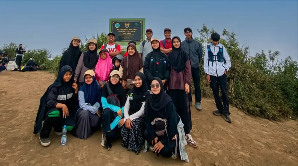 Anak-Anak PKS Ambarawa Isi Liburan dengan Pendakian dan Tadabbur Alam di Puncak Andong